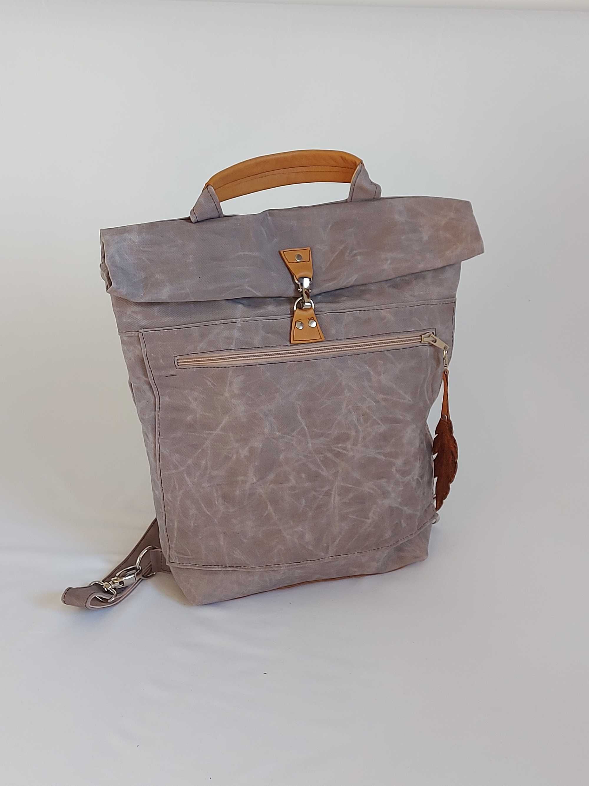 Plecak z płótna woskowanego (bagpack made of waxed material)