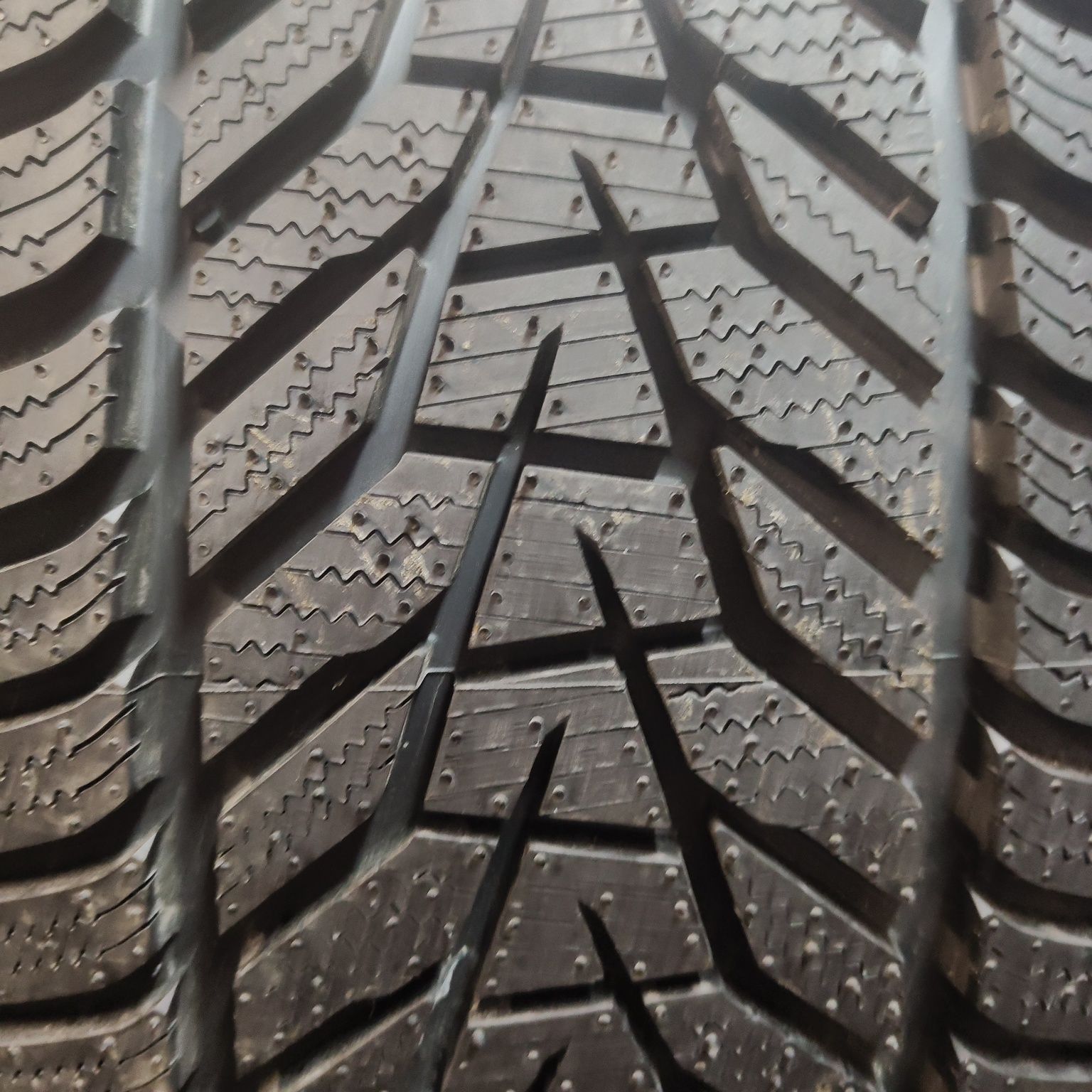 275/40/18 XL Sprzedam parę opon zimowych Hankook