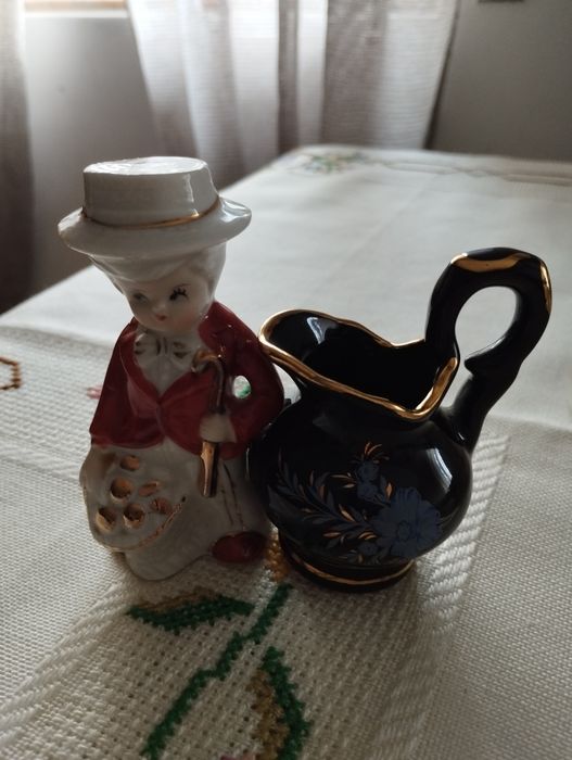 Porcelanas delicadas com muito dourado, decoração