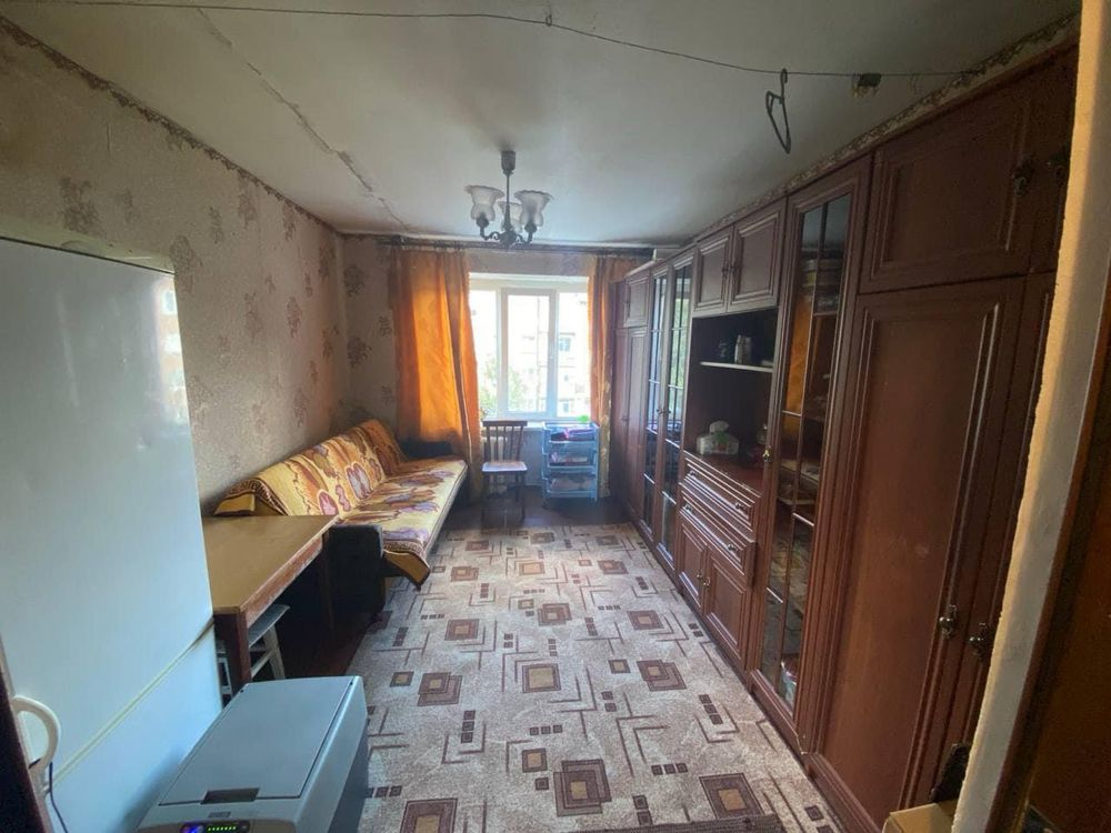 Продаж однокімнатної в гуртожитку . Центр