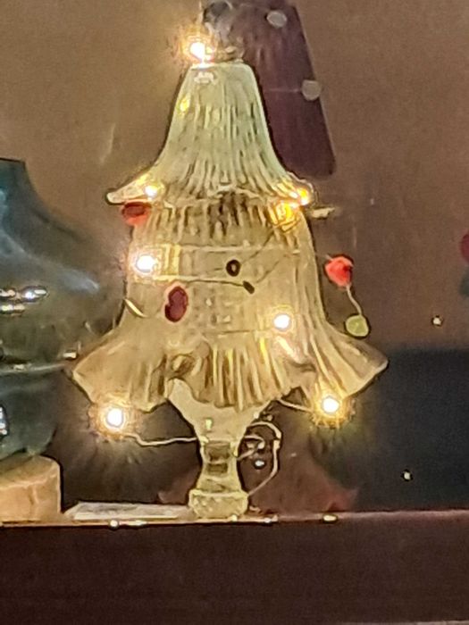 Árvore Natal com luz em vidro recuperado e