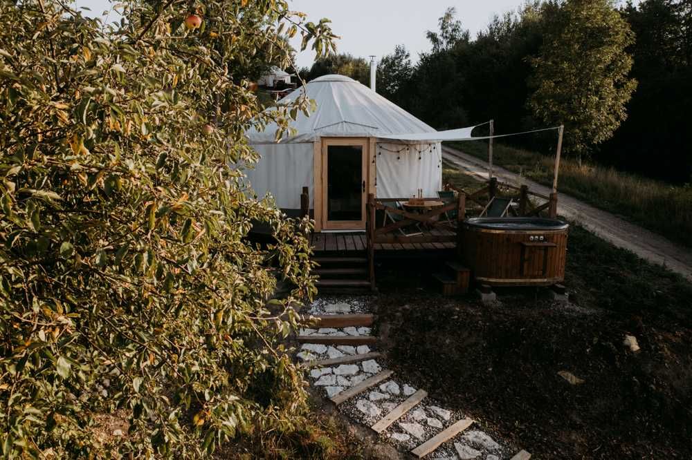 Jurta Szary Wilk z prywatnym jacuzzi i leśnym spa-Dzikolas glamping