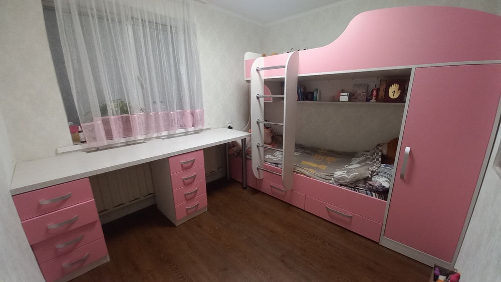 Комплект меблів для дитячої кімнати.