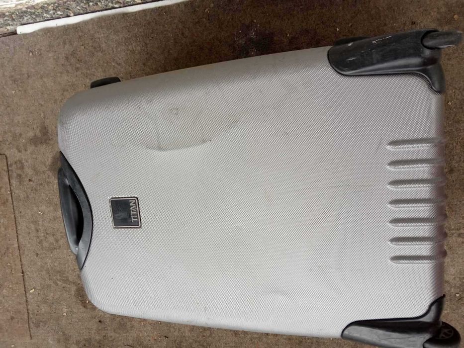 ВалізаПЛАСТИКОВА на колесах. чемодан. 64см