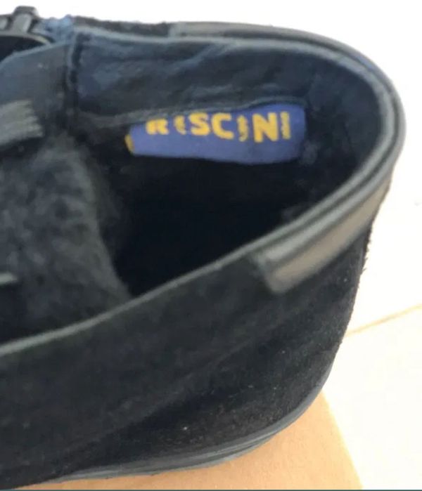 Черевики з натурального замшу з натуральним хутром всередині.