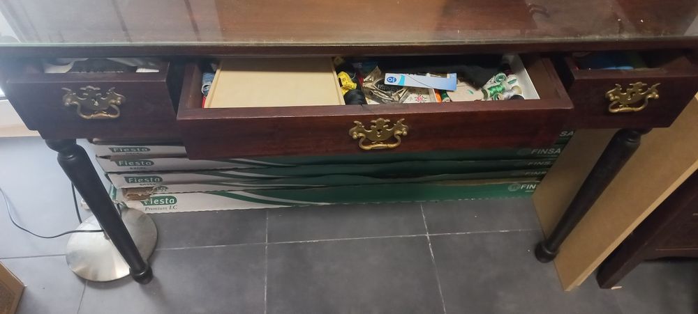 Mesa com três gavetas e tampo de vidro