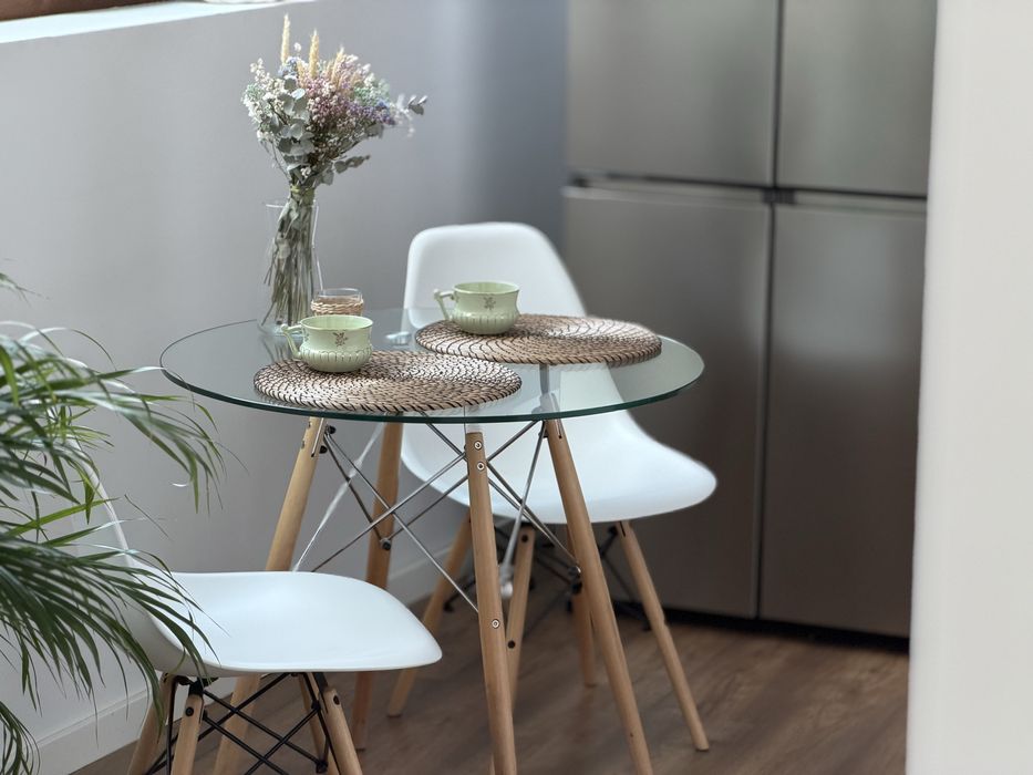 Mesa de vidro com 2 cadeiras