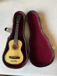 NOVA- Guitarra em miniatura com mala- 14cm