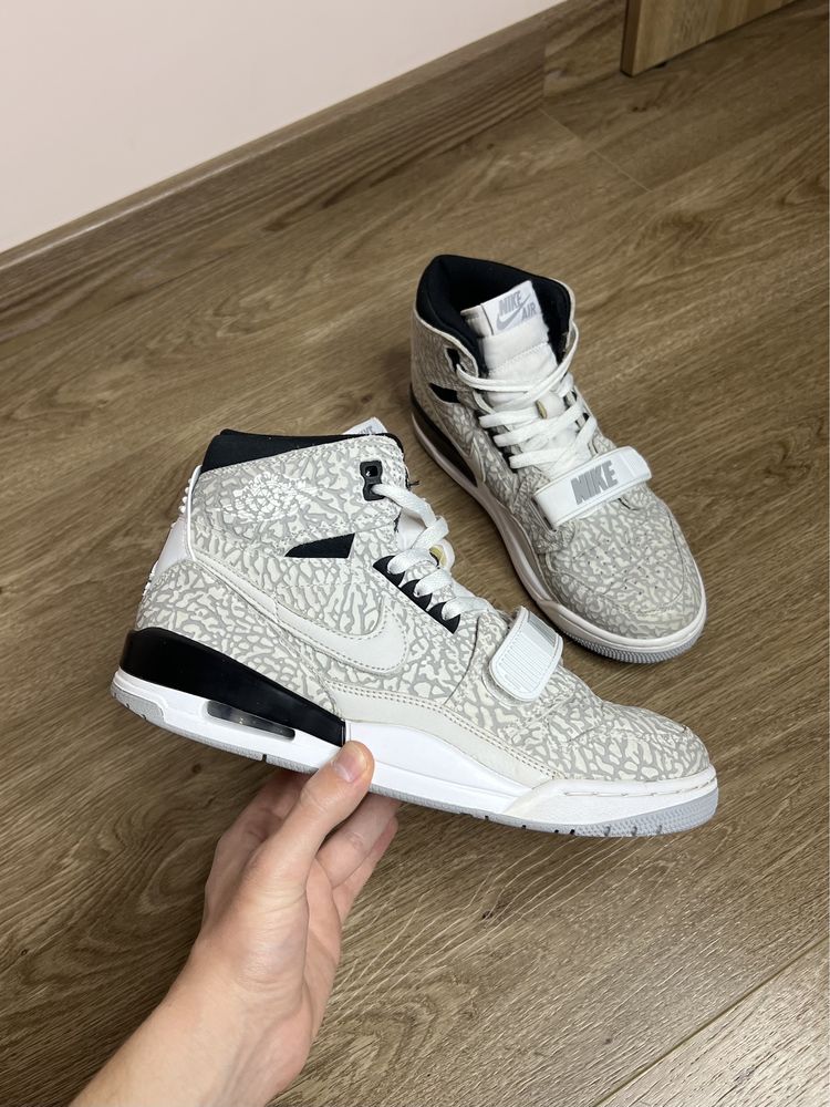 Продам БОМБЕЗНІ чоловічі кросівки Nike Air Jordan Legacy 312