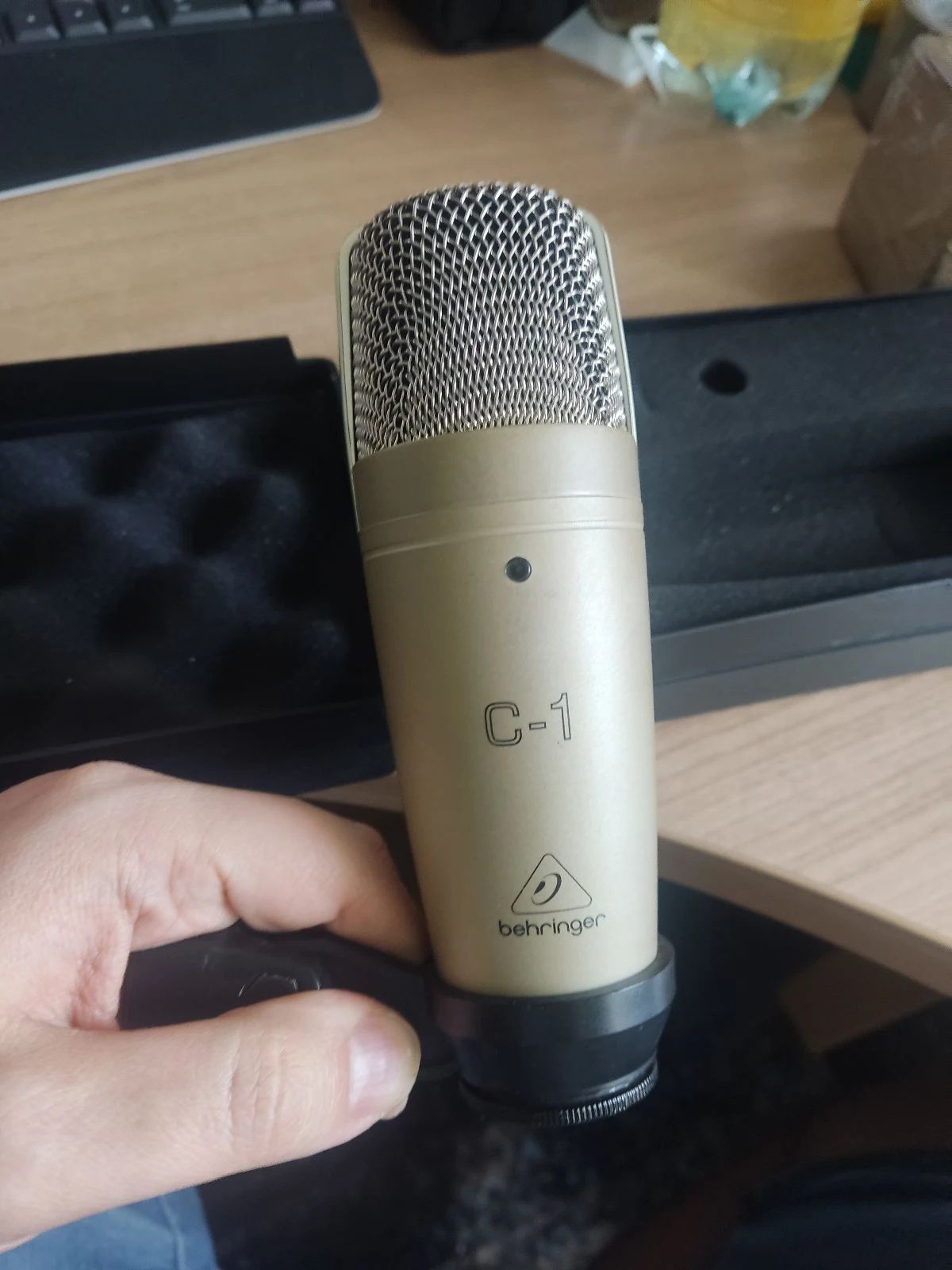Mikrofon pojemnościowy Behringer C-1 do podcastów lub wokalu
Mikrofon