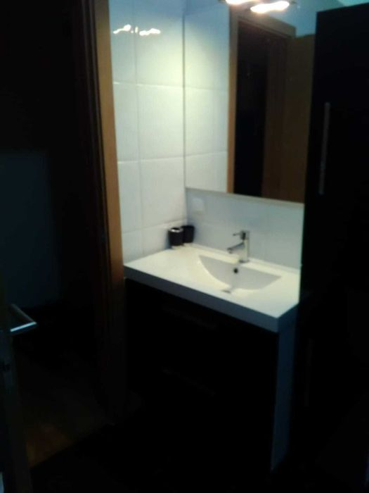 Quarto mobiliado com varanda e ar-condicionado na  Amora.