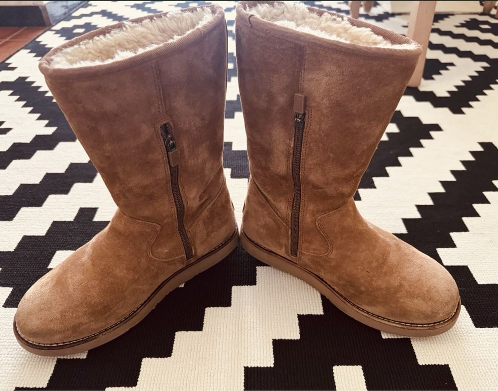 Botas UGG originais em pele   com pouco uso