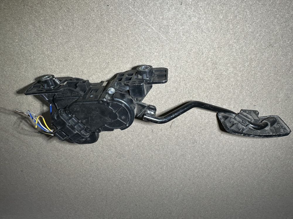 Pedal Mitsubishi L200 Apm30-010