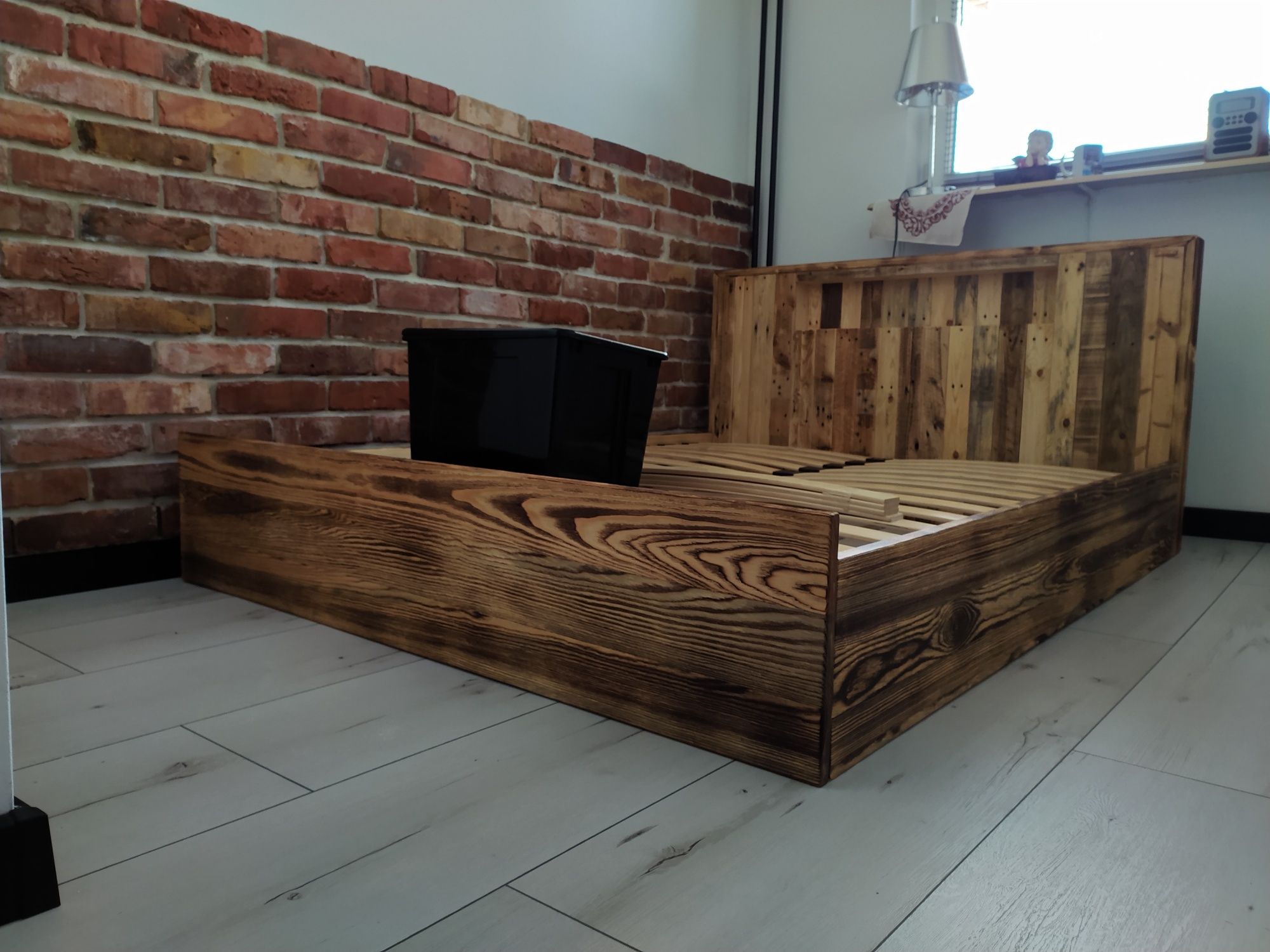 Łóżko drewniane opalane i szczotkowane
