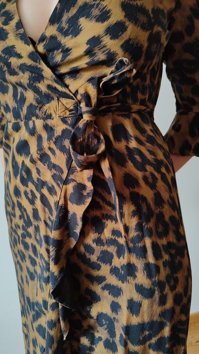 Sukienka asymetryczna w panterkę regulowana do figury
