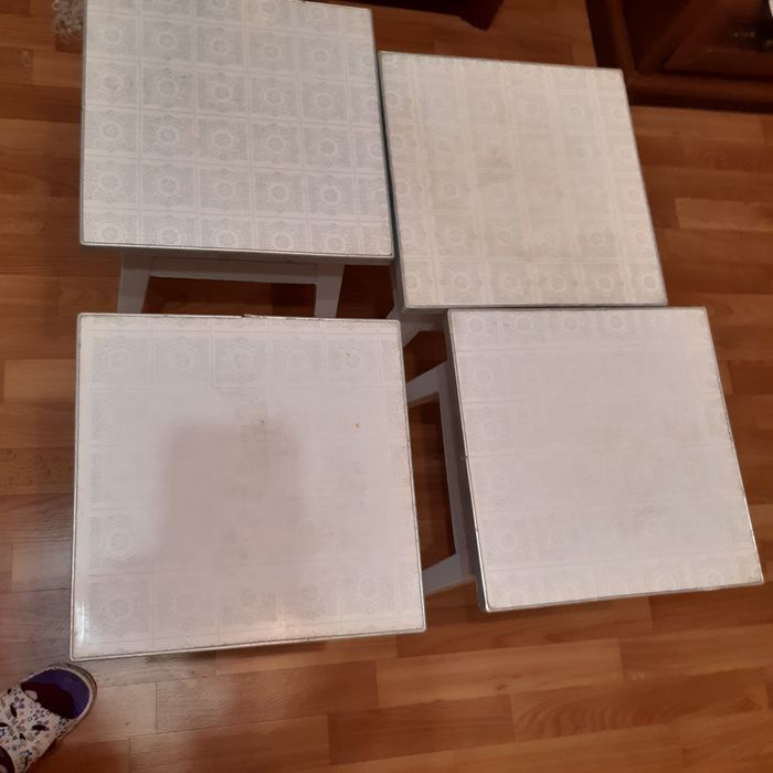 Табуретки б/у ,  4 шт.,основа дерево,верх пластик