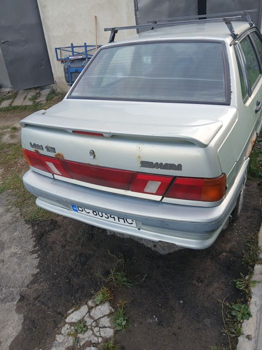 Колір кузова – сірий металік, але з потертостями та плямами на фарбі