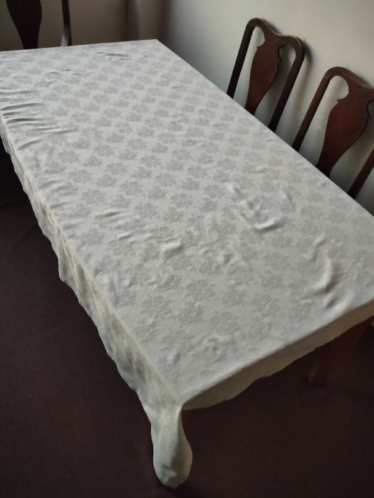 Toalha de mesa e guardanapos.