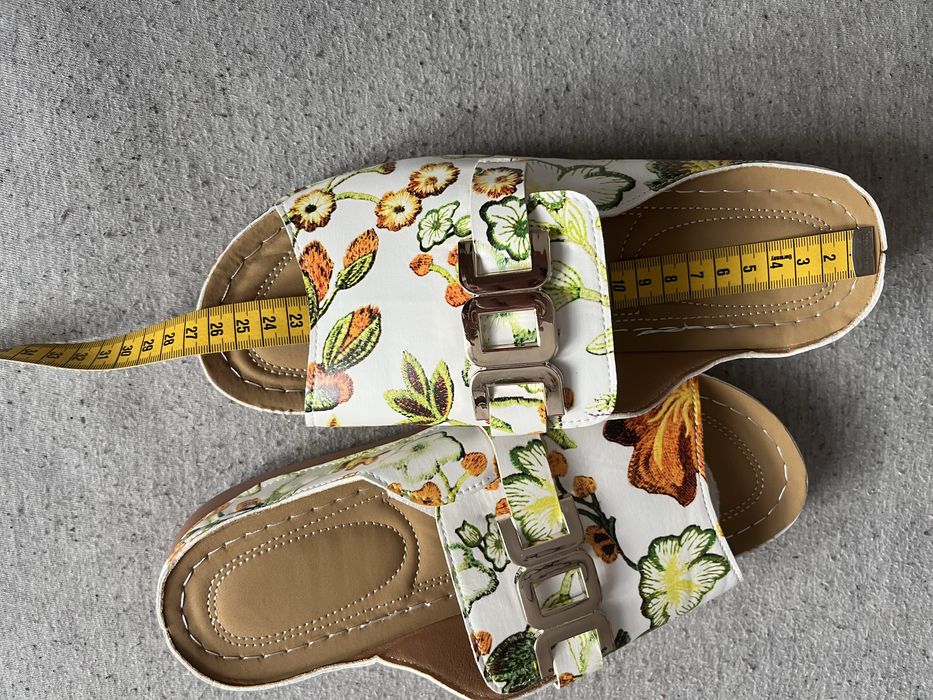 WYPRZEDAŻ  bialo kolorowe klapki damskie ,wkładka 26,5 cm