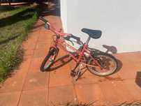 Bicicleta de criança vermelha usada