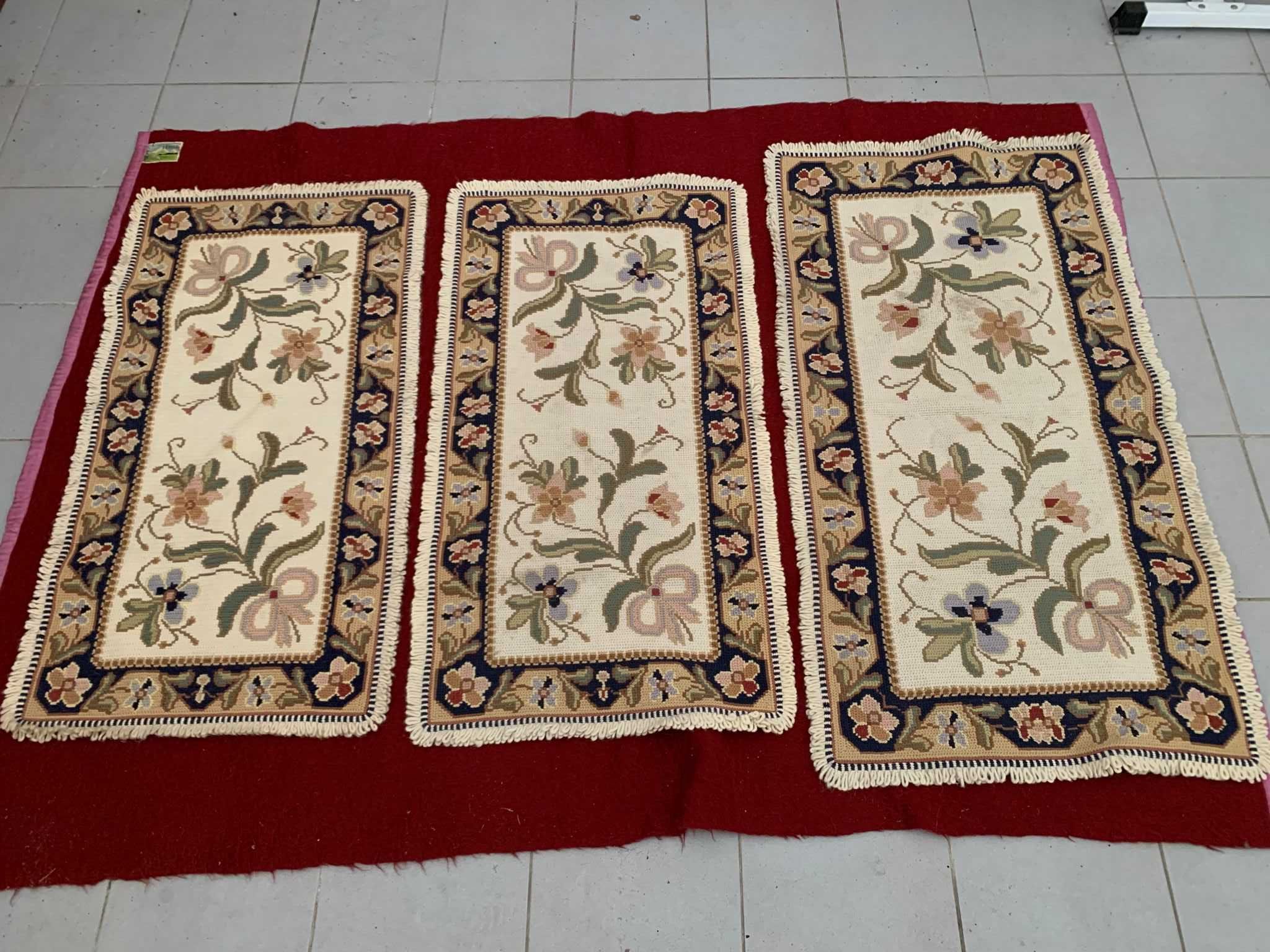 Conjunto 3 tapetes arraiolos (1=147X77 e 2=128X68)