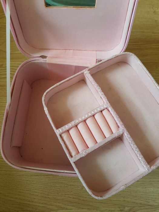 Kuferek na biżuterię