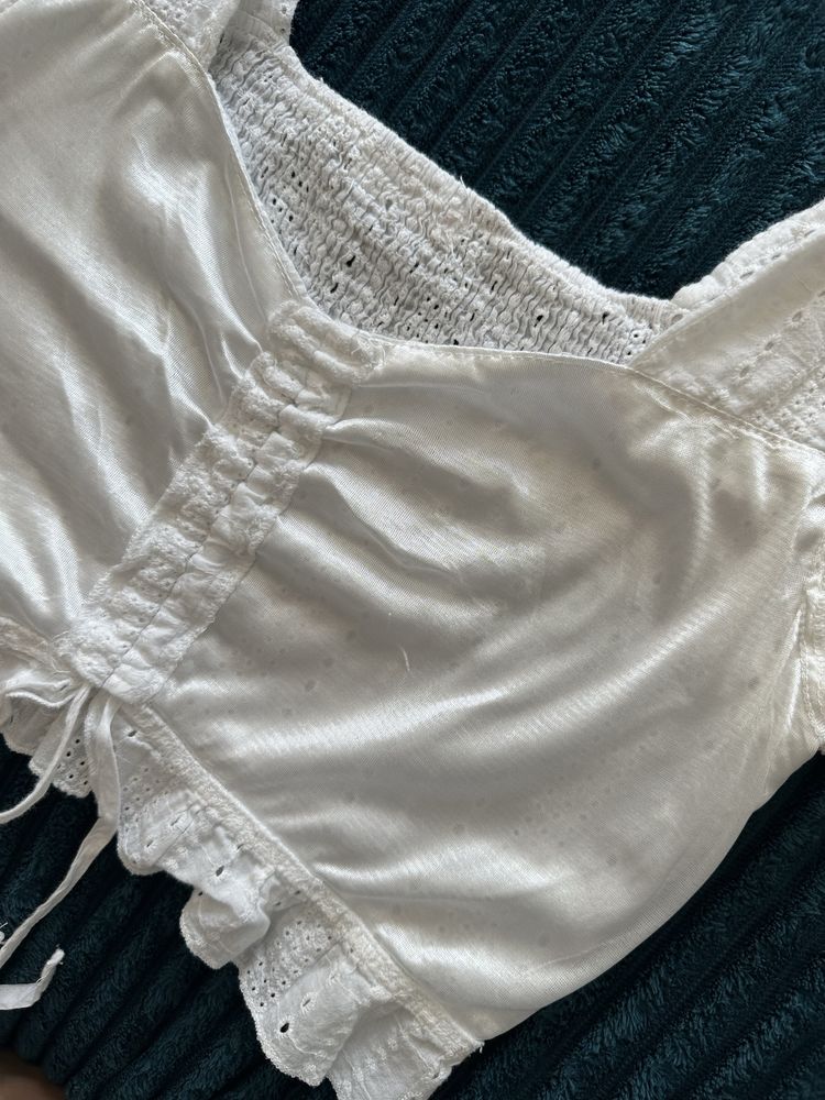 Blusa branca com lazo