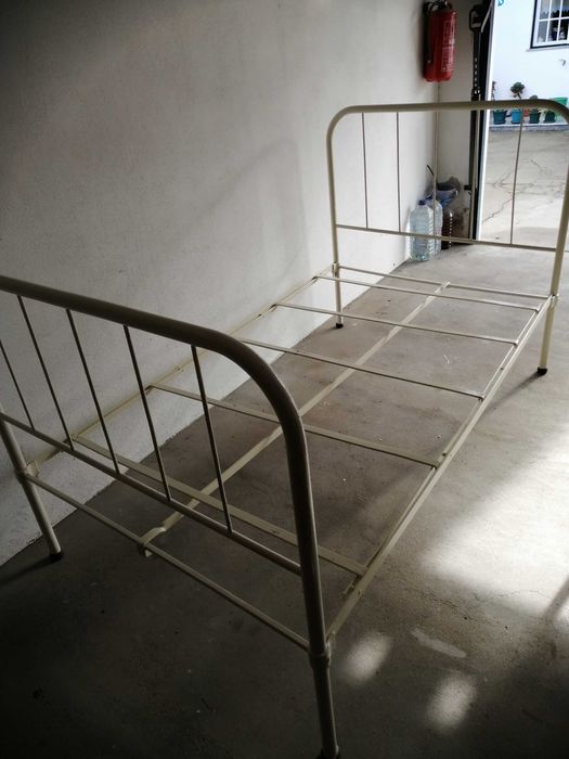 Cama de ferro cor creme