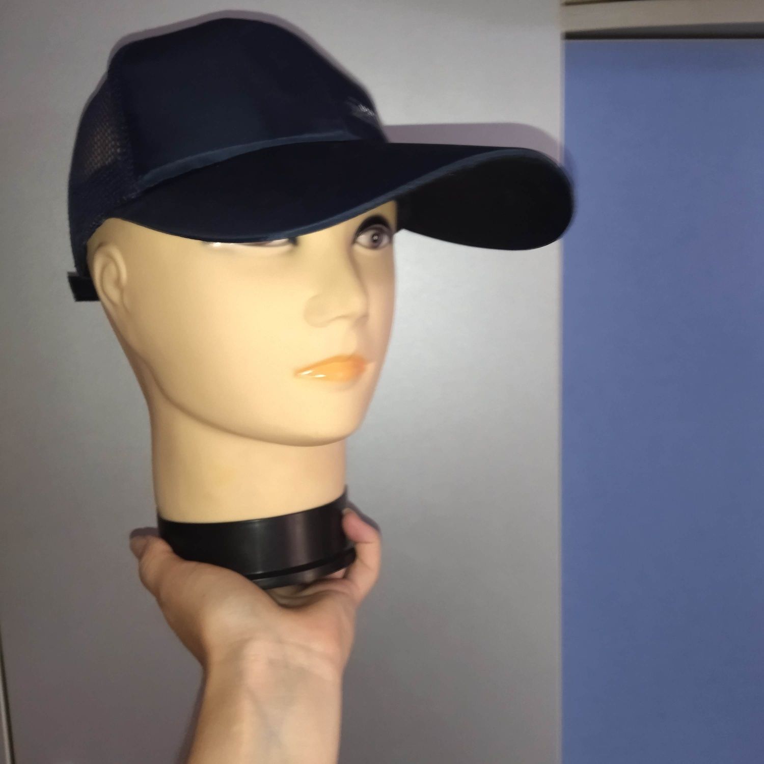 Продам синю чоловічу кепку