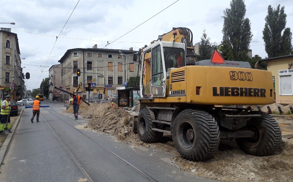 Niwelacja terenu, prace ziemne, spych, cat, koparka, walec, równiarka