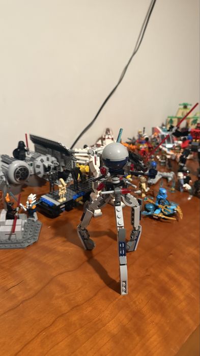 Set de legos star wars cerca de 70/80 figuras e cerca de 20 conjuntos