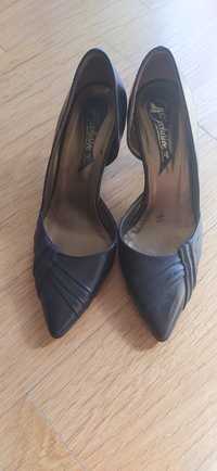 Sapatos em pele pretos e outros em Nobuk preto com  cinza