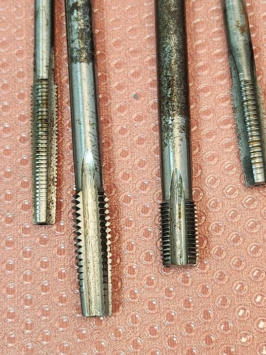 Stare narzędzia warsztatowe gwintowniki długie