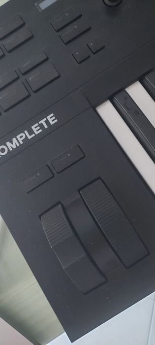 Native Instruments Komplete Kontrol A25
O teclado semi-pesado permite