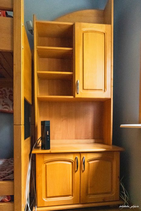 Zestaw mebli drewnianych