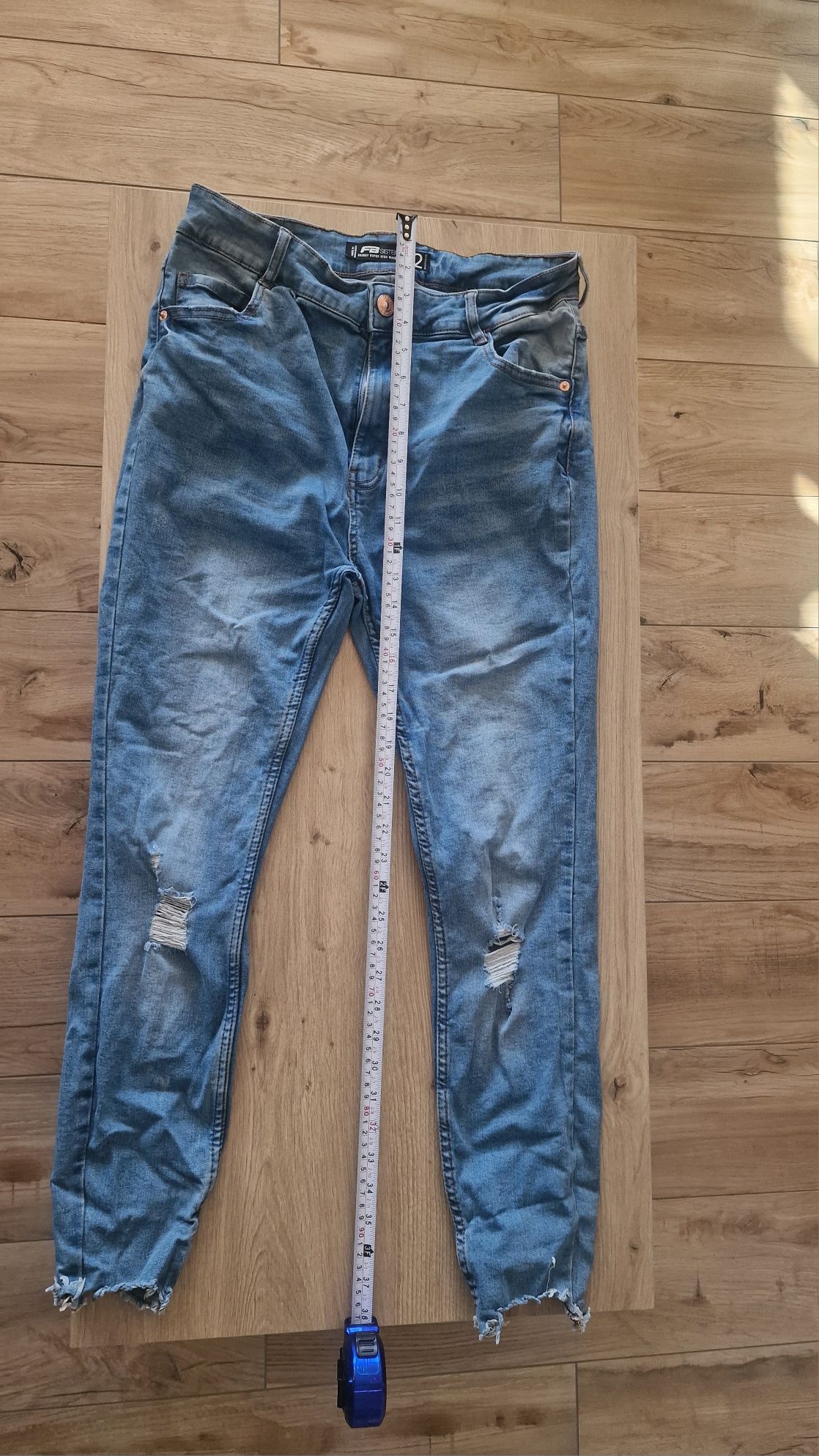 Jeans z przetarciami