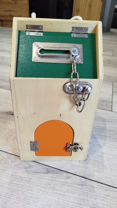 Domek z zamkami manipulacyjny Small Foot