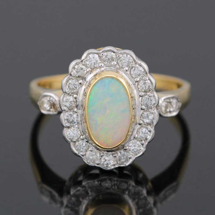 Złoty pierścionek z pięknym opalem i diamentami owalny 18K