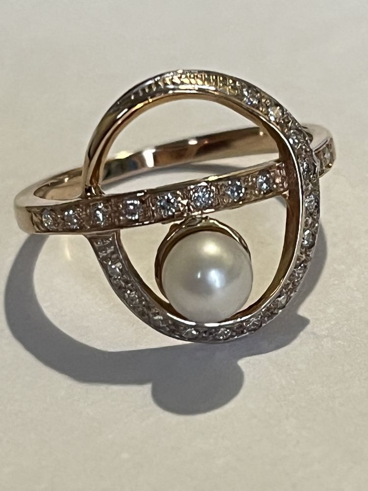 Золотое кольцо с бриллиантами и жемчугом.