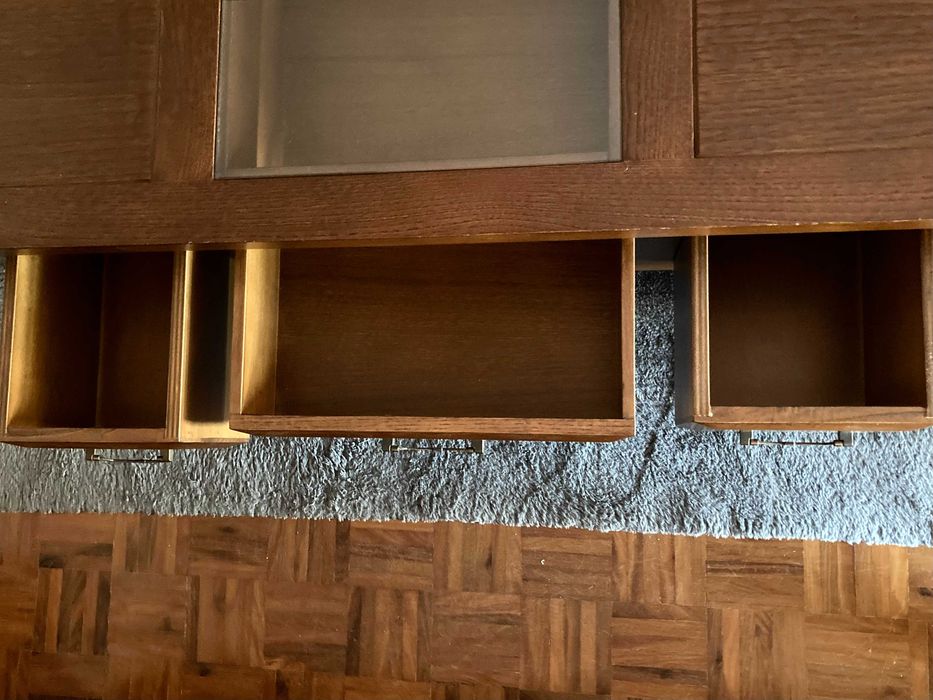 Mesa de sala de madeira de nogueira com vidro