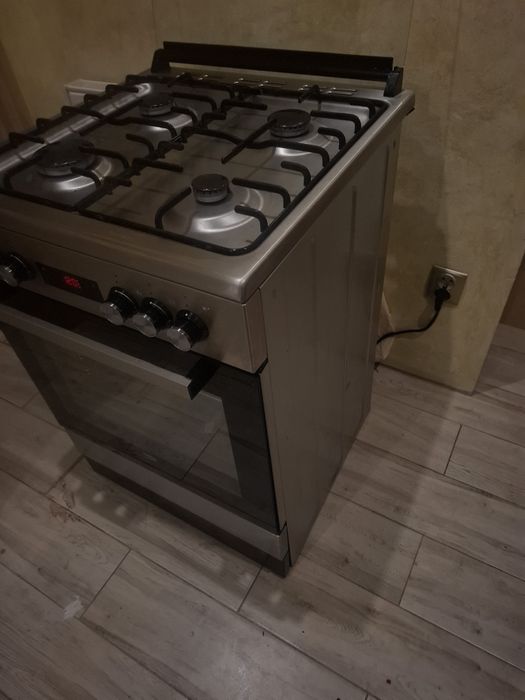 Kuchenka gazowa z piekarnikiem elektrycznym oraz termobiegiem  60
