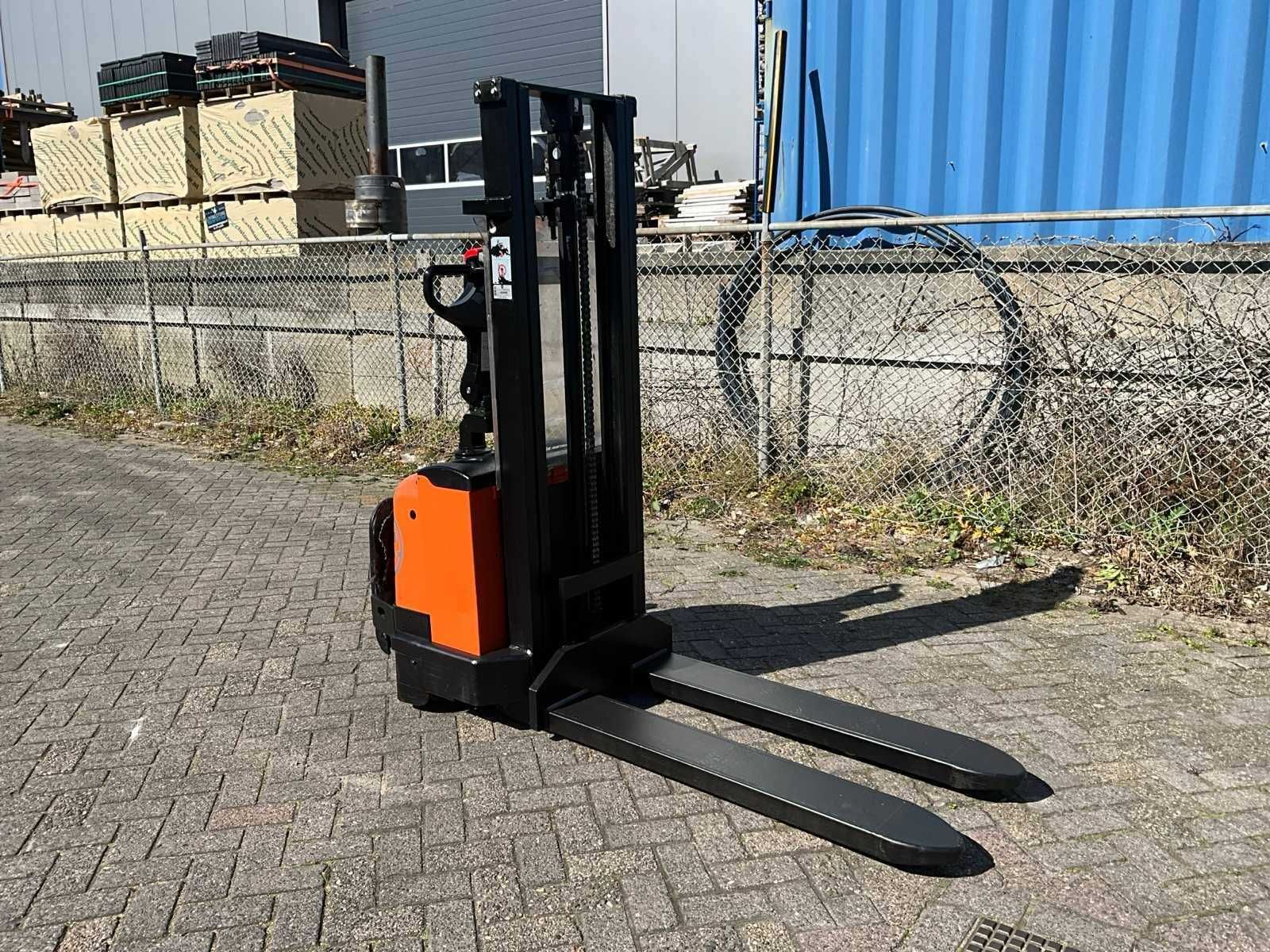 Stacker Empilhador porta paletes elétrico usado, elevação 3.2m