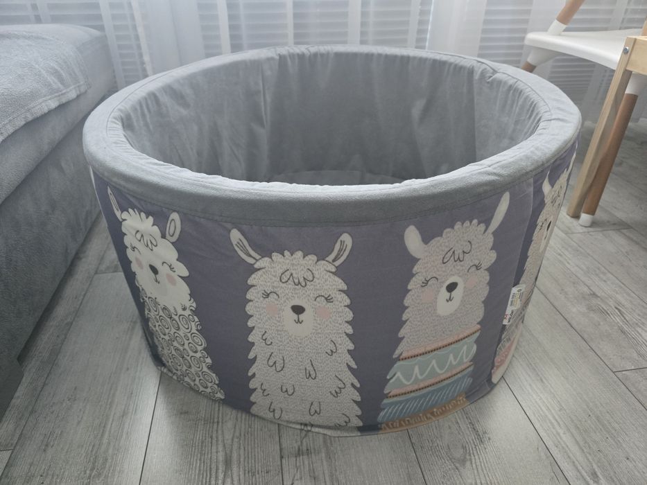 Suchy basen z kulkami dla dziecka