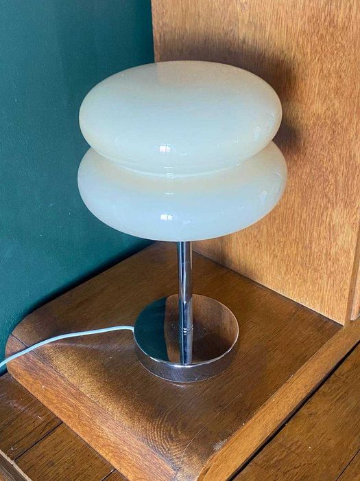 Lampa stołowa ze szklanym kloszem