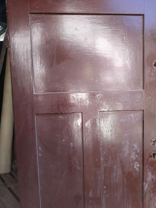 Trzy sztuki solidnych drewnianych drzwi