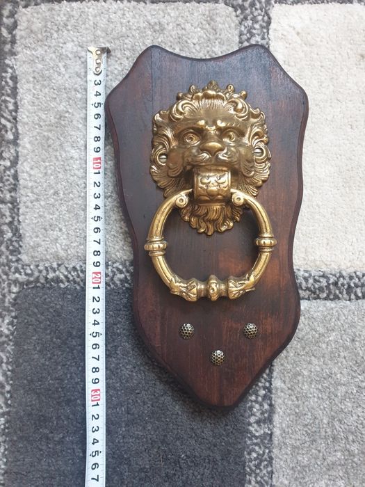 Kołatka mosiężna na drewnie