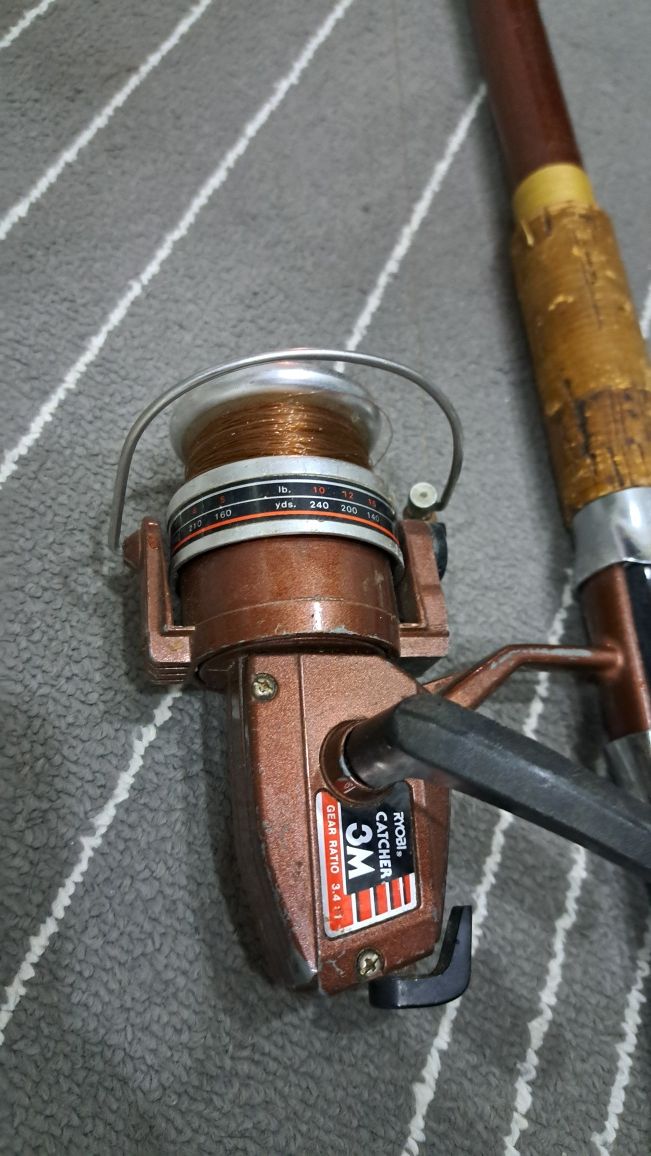 Wędka Retro z kołowrotkiem, ok. 5 m, korkowa rękojeść