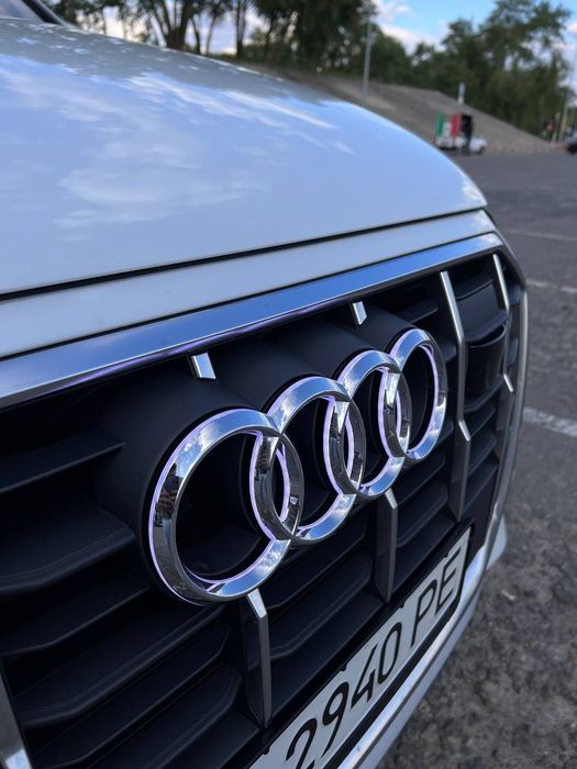 Audi Q7.Quattro Білого кольору кросовер