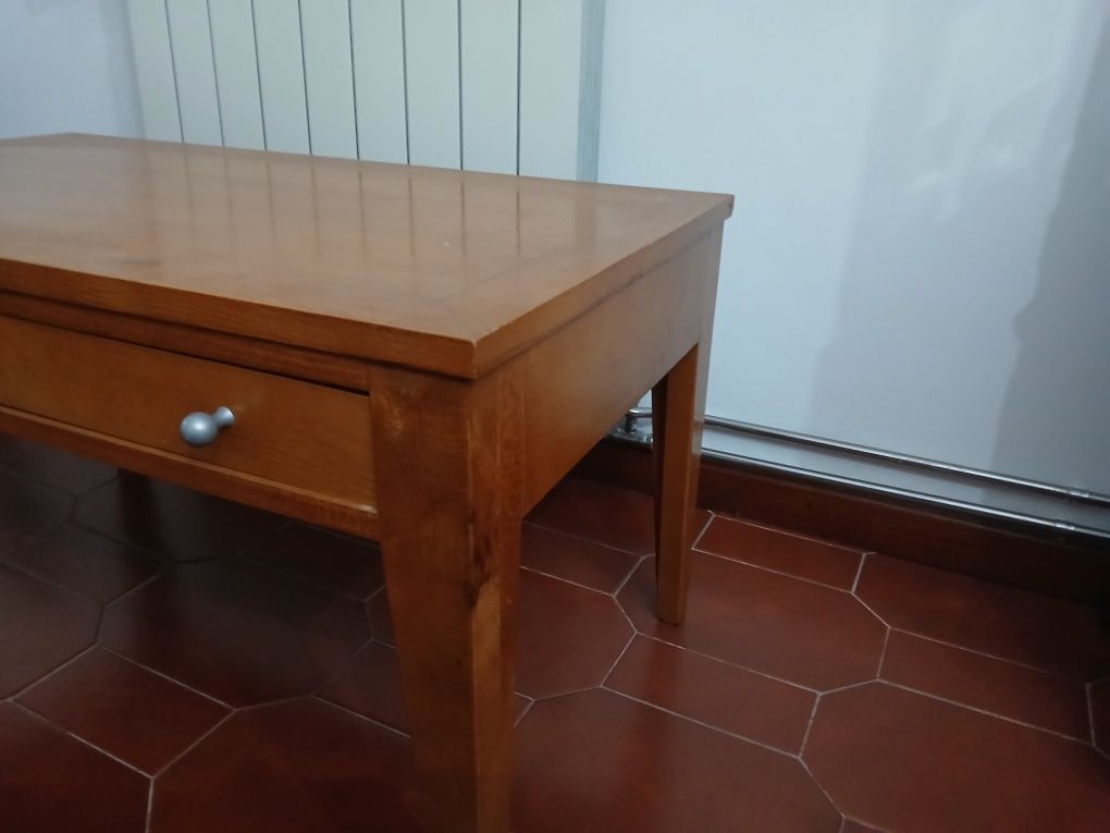 Mesa de centro com gaveta