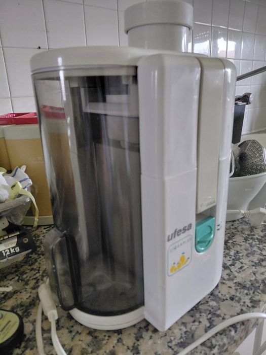 Liquidificadora Ufesa,  para fazer sumos naturais a funcionar